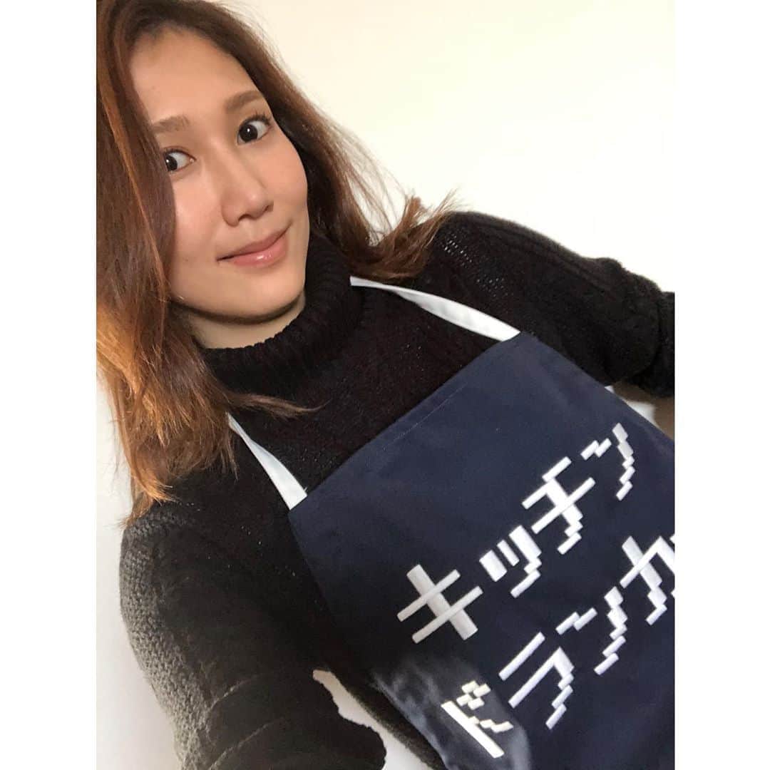 春輝のインスタグラム：「@vivotoshimasaが使ってるのに一目惚れしてから使ってる👗 嫁入り道具には持ってけないか いや、一緒に着てくれる旦那様がええなぁ…🤤 . . お酒は好きだけど 実は家では飲まないんだなー👶 . . 昨日のハヤシライスはカレーパウダーと蜂蜜入れて一晩寝かせて朝カレーにリメイク🍛  #エプロン #春輝#Haruki」