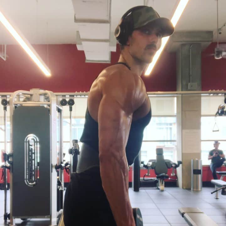 Steven Kellyのインスタグラム：「Time to build those boulder shoulders! 💪🏼🚀💪🏼 Save these exercises for next time and let me know what you think!  1️⃣ Shoulder shrug into forward shrug (4x10) .  2️⃣ Single arm flies / plate twist (3x10)  3️⃣ Modified Arnold Press (3x10 each arm)  4️⃣ Assisted seated military press (3x6) Super set 5️⃣ Behind head military press (3x6) Super set  6️⃣ Aussie pull ups (3x8)」