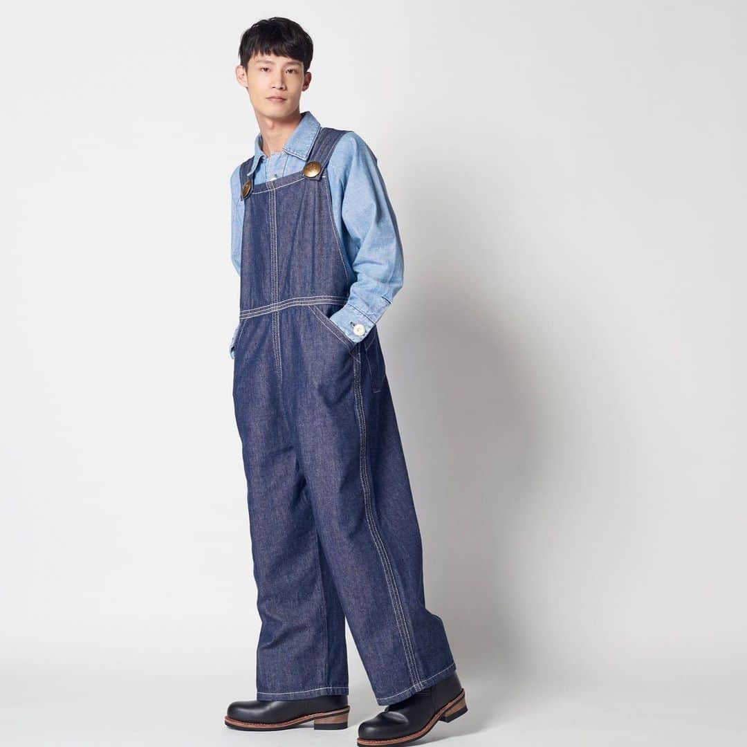 のインスタグラム：「BUDDY LEE ... ・OVERALL ... Leeが当時注力していた、広告活動の一環として1920年に誕生したBuddyLee。12センチのずんぐりとした愛らしい人形にミニチュアにLee製品を着せ販売していた。 今回のラインナップはBuddyLeeが着るミニチュア化したアイテムを等倍で拡大し、サイズだけでなく細部のディテールまで再現した。 最大の特徴は特注のドットボタンで、直径48mmと通常の約3倍のサイズとなっている。 その他、タグ、デニムの綾目、ステッチピッチ・太さまで拡大し、ミニチュアの雰囲気を演出している。 ... #lee #leejeans #leejeansjp #buddylee #overall」