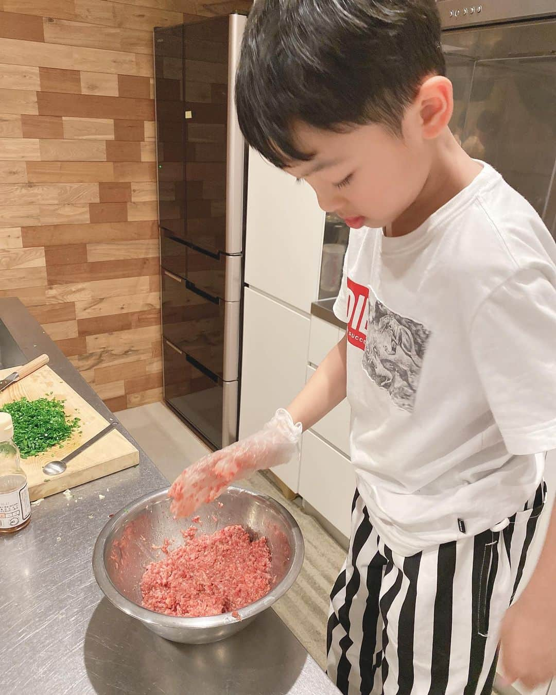 鈴木サチさんのインスタグラム写真 - (鈴木サチInstagram)「料理男子。 怪獣にーさんリクエストで餃子を作る事に。ひだが上手く出来なくて苦戦してたんだけど、諦めずにずっと頑張ってた。 仕上がりの写真撮り忘れちゃったけど、美味しすぎて60個すぐなくなりました。  料理ほどほどに出来る男子になりますように😁笑笑  #mama #mother #model #family #kids  #7歳 #怪獣にーさん #料理男子 #baby #tokyo #japan」2月21日 10時30分 - sachi_suzuki