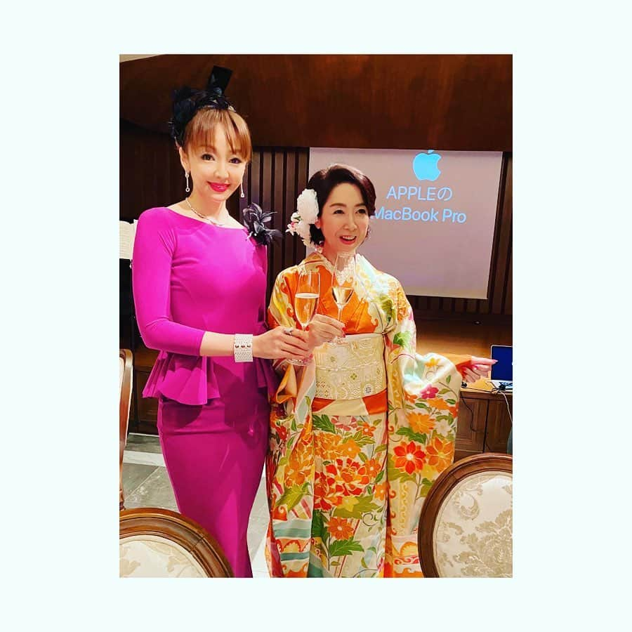 神田うのさんのインスタグラム写真 - (神田うのInstagram)「辻井いつ子さん💕 @itsuko_tsujii の3回目の成人式パーティーにお招き頂き伺って参りました☺️ ピアニスト辻井伸行君💕をあそこまで立派に育て上げたいつ子さん💕 母として妻としてそして1人の女性として大変尊敬しております☺️ パーティーでは伸行君💕がお母様いつ子さん💕に感謝の気持ちを込めて贈られた（作曲された）曲をご披露されたりと、とても幸せな気持ちにさせて頂ける素敵なパーティーでした☺️✨ いつ子さん💕心からおめでとうございます㊗️🍾🎉 #辻井いつ子 さん#ピアニスト#辻井伸行 くん#石田純一 さん#3回目の成人式#ご還暦パーティー#お誕生日パーティー#お誕生日おめでとうございます#お誕生日#おめでとうございます#happybirthday#birthdayparty#birthday#party#神田うの#unokanda」2月21日 10時21分 - unokandaofficial