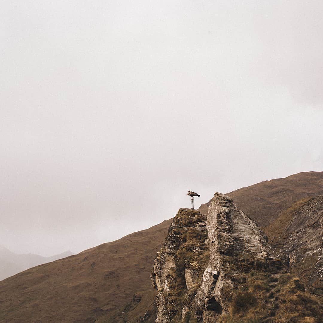 のインスタグラム：「We joined forces with @willandbear and took on New Zealand's rugged, everchanging terrain.⁠ The epic adventure left us in total admiration of the great outdoors and ⁠reminded us why everything we do stems from those surreal moments connecting to our natural world. Read more on the trip via link in bio. #OUTDOORSISIN」