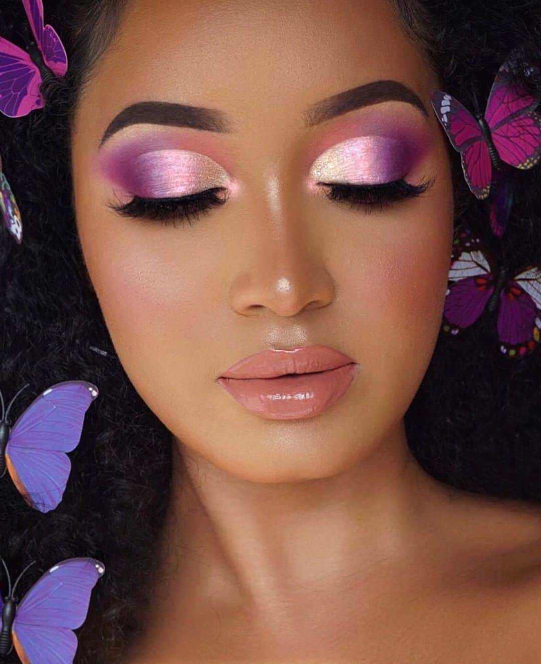 Kylie Cosmeticsさんのインスタグラム写真 - (Kylie CosmeticsInstagram)「this look by @annybeeutee using the Mini Stormi Palette 😍🦋 restocking tomorrow 2.21 9am pst with Stormi ‘Flutter In Love’ Blush 💜 KylieCosmetics.com」2月21日 10時31分 - kyliecosmetics