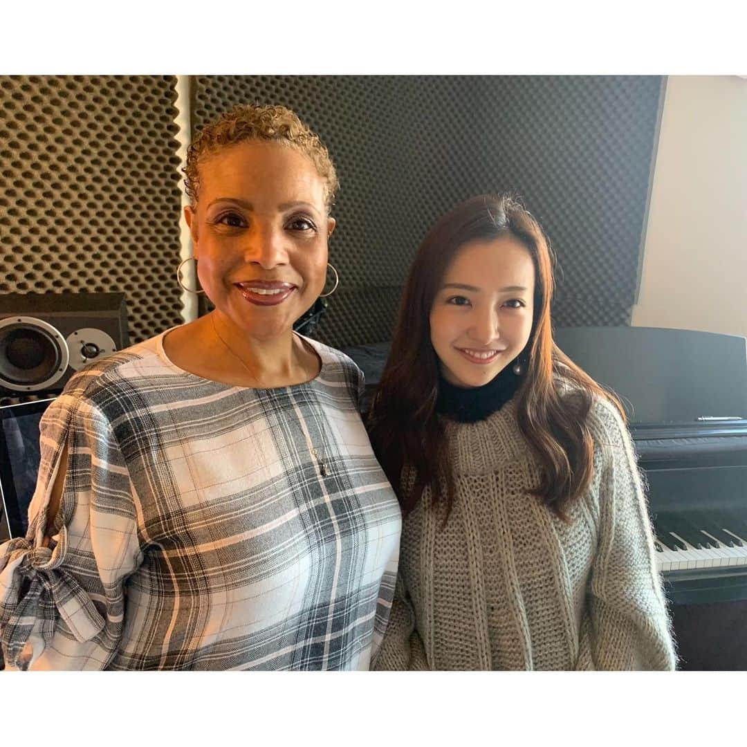 板野友美さんのインスタグラム写真 - (板野友美Instagram)「ジューン先生にボイトレしていただきました🎤 発声から歌い方まで🎶  Newyorkの景色が一望できる 素敵なスタジオで🌹  #NewYork #ニューヨーク  #1人旅 #ボイトレ」2月21日 10時39分 - tomo.i_0703