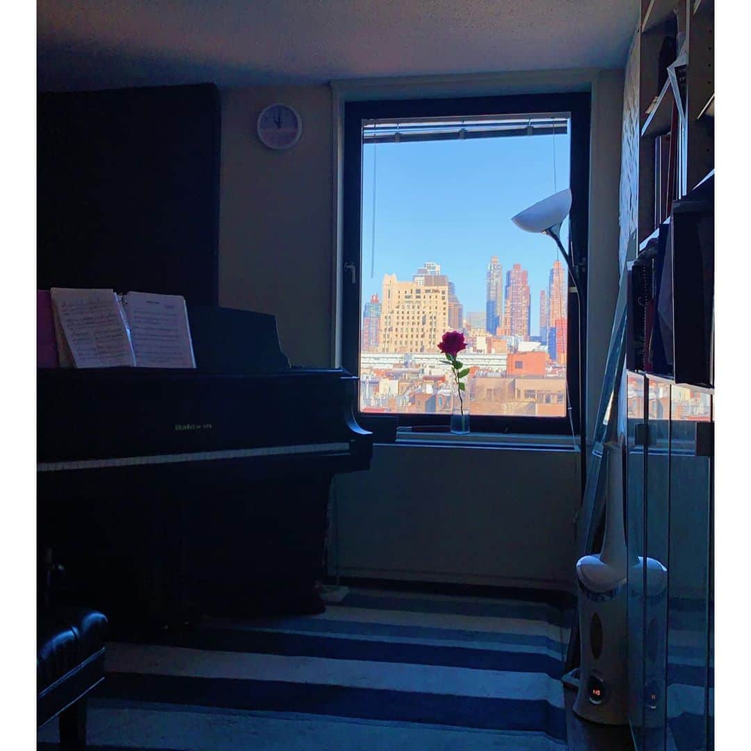 板野友美さんのインスタグラム写真 - (板野友美Instagram)「ジューン先生にボイトレしていただきました🎤 発声から歌い方まで🎶  Newyorkの景色が一望できる 素敵なスタジオで🌹  #NewYork #ニューヨーク  #1人旅 #ボイトレ」2月21日 10時39分 - tomo.i_0703