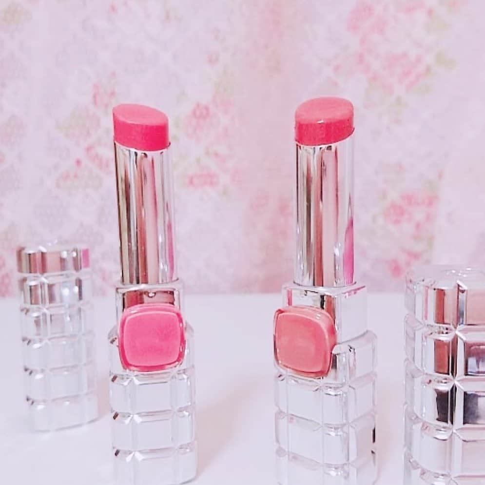 りんか社長のインスタグラム：「【ロレアルパリリップ💄の人気色比較】 ロレアルパリ シャインオンの905と918 です！  使ってる人は既にヘビーユーザーが多いロレアルパリでだけど、1番のポイントは、唇が荒れてても綺麗に塗れるところ💕 . . リップ塗って、グロス塗って、とかしなくても一本でグロス込みのようなテイストになるし、落ちにくいから私のようなミルクティー命女でもめちゃくちゃ使えるアイテム💕 . . ドラッグストア・楽天・Amazon・いろんなところで買えるし、2000円くらいでめちゃくちゃコスパも良いので、男性陣はプレゼントにもおすすめです🎁 . . CHANELのリップとかより実用的で仕上がった唇を優先するなら間違いなくコッチです💕 . . 色はピンク系もオレンジ系もどちらもあって損は無い色だから、両方買うのもアリだね✨ . . . このリップ知らないよって人は是非試してみて‼️ ホワイトデーのお返し何にしよ？って男性人はこれ送っておけば間違い無いです💕 . . 女性は何本でもリップを収集するクセがあるので、同じものをたとえ持っていても大丈夫‼️笑笑 . . . だいぶあったかくなってきて、東京は今日もめちゃくちゃ天気がいいです🌞🌤✨🌈✨ . . . . GOOD Night💤🌙 . . #コスメ大好き #ロレアルパリ #リップ #プチプラコスメ #ロレアルパリシャインオン #ロレアルパリリップ #今日の購入品#コスメ #コスメ購入品」