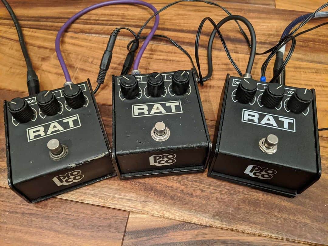 のインスタグラム：「RAT2比較大会。左から86年製、90年製、96年製。サイモンカップ優勝は90年製！でもどれも使える優秀選手です。 #RAT2 . . 【磯貝サイモン今後のライブ予定】 2/29「スナック磯in松山」 3/14「HGYM大感謝祭2020」@青山月見ル君想フ 3/21「磯会9周年大感謝祭」@町田まほろ座 4/9「磯貝サイモンNew Single発売記念ライブ〜2ヶ月遅れのリリースパーティー」@青山月見ル君想フ 4/29「DAWN2東京」 5/4「DAWN2福岡」 5/6「DAWN2広島」 5/16「DAWN2大阪」 5/22「DAWN2札幌」 5/30「DAWN2仙台」 6/11 「Risa Land Festival」@キネマ倶楽部 6/13「DAWN2名古屋」」