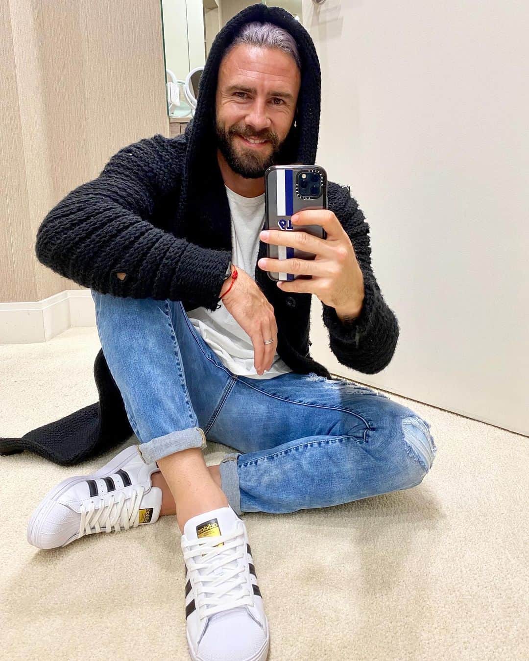 ミゲル・ラジュンのインスタグラム：「Únete al equipo! #ChangeIsATeamSport #adidasSUPERSTAR」