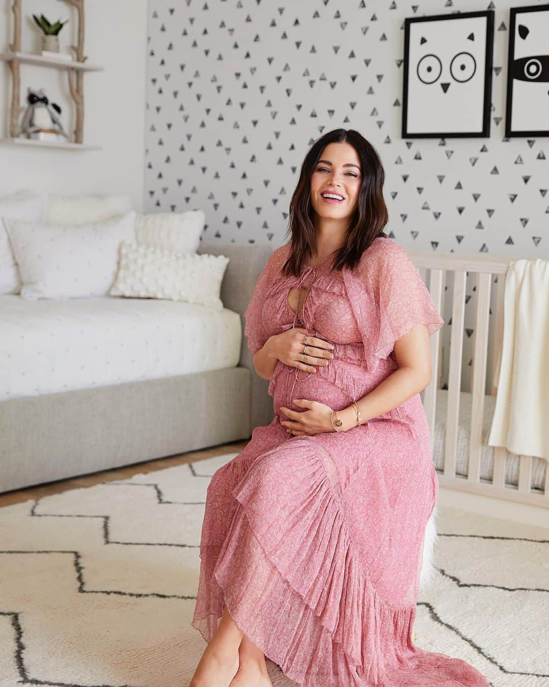 ジェナ・ディーワンさんのインスタグラム写真 - (ジェナ・ディーワンInstagram)「Another dream come true, @potterybarnkids designing our dream nursery! We wanted a calm, chic, neutral and whimsical room to bring baby home to and they delivered in every way. #lovemypbk」2月21日 10時59分 - jennadewan