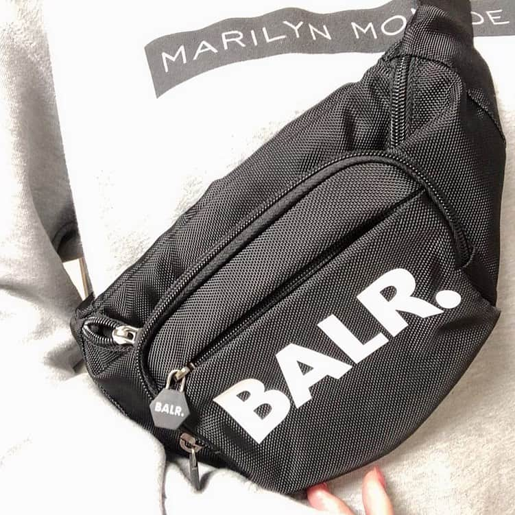 長江愛美さんのインスタグラム写真 - (長江愛美Instagram)「BALR.展示会のお土産❤️ お稽古bagで使おう👜 ウエストポーチも可愛い😍💕 #balr #ボーラー #ユニセックス#unisex#スポーツ#サッカー#⚽️#ラグジュアリーブランド#soccer #sports #展示会#ボーラー」2月21日 11時13分 - manamin.512