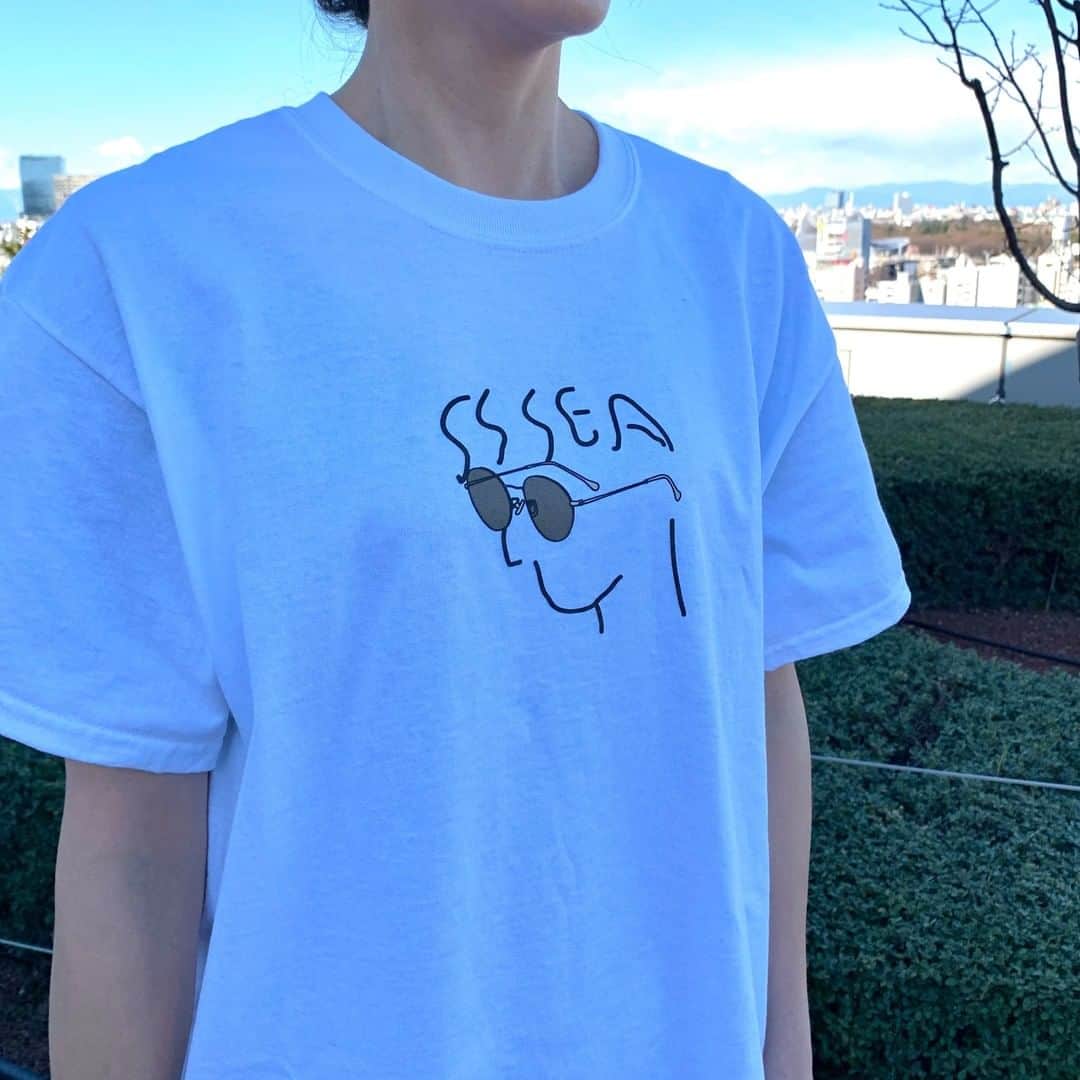 Zoff Officialさんのインスタグラム写真 - (Zoff OfficialInstagram)「Zoff×WIND AND SEAのコラボレーションTシャツをZoff 原宿店限定で発売！ . 本コラボレーションを記念して2020年3月6日（金）10時よりZoff 原宿店にて数量限定で発売いたします。フロントのグラフィックには、サングラスがアイコンになっているミニマルなイラスト、そしてバックプリントには「SEA」のロゴデザインにアイウェアのシェイプが落とし込まれているオリジナルのデザインとなっております。 . #ZoffSEA #Zoff #WINDANDSEA  @zoff_eyewear @windandsea_wear . Zoff×WIND AND SEA COLLABORATION T-SHIRT 【種類】全1種類 【発売日】2020年3月6日（金）Zoff×WIND AND SEA サングラス及びTシャツは10:00より販売いたします。（※通常の営業時間と異なりますのでご注意ください） 【価格】6,000円（税別） 【取扱店舗】Zoff 原宿店 （住所：〒150-0001東京都渋谷区神宮前6-35-3コープ・オリンピア 1F　営業時間：11:00～20:30※3月6日のみ10:00より 【サイズ】 LENGTH　S:70.5cm M:72.0cm L:75.5cm XL:79.5cm SHOULDER　S:44.0cm M:47.5cm L:51.0cm XL:58.0cm CHEST　S:93.0cm M:103.0cm L:111.0cm XL:121.0cm SLEEVE　S:17.0cm M:17.5cm L:19.0cm XL:20.0cm 【素材】綿100% 【注意事項】Zoff 原宿店は3月6日（金）に限り本コラボレーション商品（アイウェア含む）の発売を10:00より開始いたします。また、混雑状況により10:00に抽選を実施し、抽選順による入店とさせていただきます。お一人様の購入制限を設けさせて頂く場合がございますのでご了承ください。」2月21日 11時05分 - zoff_eyewear