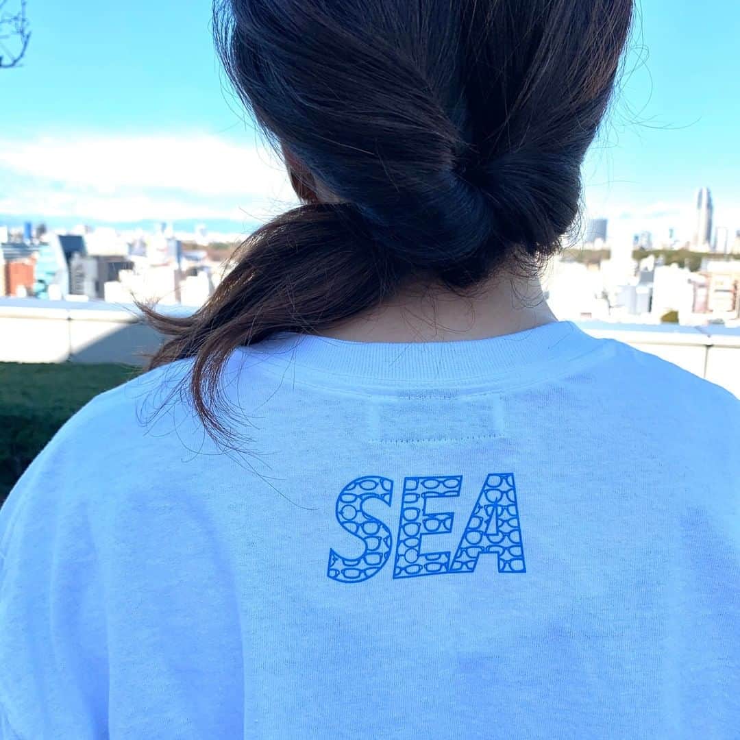 Zoff Officialさんのインスタグラム写真 - (Zoff OfficialInstagram)「Zoff×WIND AND SEAのコラボレーションTシャツをZoff 原宿店限定で発売！ . 本コラボレーションを記念して2020年3月6日（金）10時よりZoff 原宿店にて数量限定で発売いたします。フロントのグラフィックには、サングラスがアイコンになっているミニマルなイラスト、そしてバックプリントには「SEA」のロゴデザインにアイウェアのシェイプが落とし込まれているオリジナルのデザインとなっております。 . #ZoffSEA #Zoff #WINDANDSEA  @zoff_eyewear @windandsea_wear . Zoff×WIND AND SEA COLLABORATION T-SHIRT 【種類】全1種類 【発売日】2020年3月6日（金）Zoff×WIND AND SEA サングラス及びTシャツは10:00より販売いたします。（※通常の営業時間と異なりますのでご注意ください） 【価格】6,000円（税別） 【取扱店舗】Zoff 原宿店 （住所：〒150-0001東京都渋谷区神宮前6-35-3コープ・オリンピア 1F　営業時間：11:00～20:30※3月6日のみ10:00より 【サイズ】 LENGTH　S:70.5cm M:72.0cm L:75.5cm XL:79.5cm SHOULDER　S:44.0cm M:47.5cm L:51.0cm XL:58.0cm CHEST　S:93.0cm M:103.0cm L:111.0cm XL:121.0cm SLEEVE　S:17.0cm M:17.5cm L:19.0cm XL:20.0cm 【素材】綿100% 【注意事項】Zoff 原宿店は3月6日（金）に限り本コラボレーション商品（アイウェア含む）の発売を10:00より開始いたします。また、混雑状況により10:00に抽選を実施し、抽選順による入店とさせていただきます。お一人様の購入制限を設けさせて頂く場合がございますのでご了承ください。」2月21日 11時05分 - zoff_eyewear
