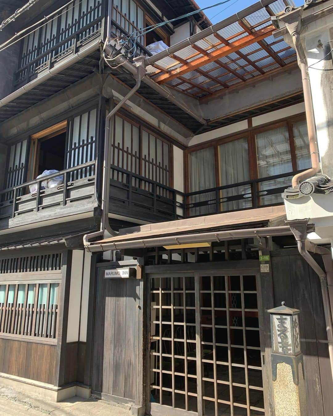 石田一帆さんのインスタグラム写真 - (石田一帆Instagram)「. 松本へきています🚅 . 長野県は何度もきたことありますが 松本は初めて。わくわく。 . 昨日はまるも旅館へ。 旅館は創業慶應4年、いまの建物は明治21年から ある歴史のある蔵造りなんです。 the昔ながらの風情のある旅館という感じ☺︎ 決して設備がいいわけではないけれど 温かくて落ち着くところでした☺️ . 旅館のおとなりにはまるも珈琲という 喫茶店もあるのでセットで行くのがオススメ。 . 昨日からフォロワーさんがたくさん松本のオススメを 教えてくださったので(ありがとうございます🥺) 今日はそのあたりと自分のチェックリストを まわりたいな〜と思っています🌼 . メッセージいただきましたが見かけたら 是非お気軽に声かけてください♡ . #ik_travel#ik_nagano#nagano#naganotrip#marumocoffee#trip#travel#まるも旅館#まるも珈琲#長野ホテル#松本ホテル#松本旅行#長野#松本」2月21日 11時10分 - ishidakazuho