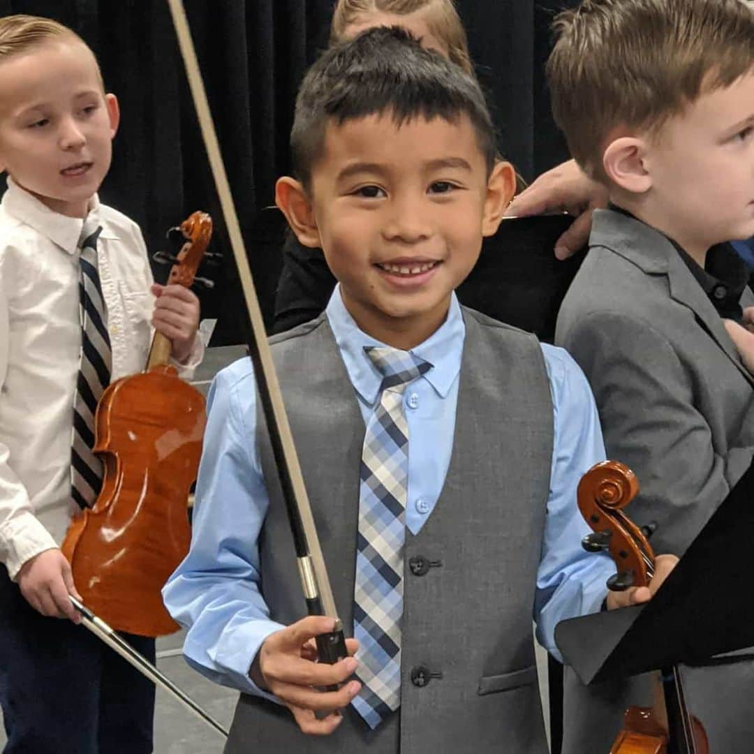 Noito Donaireさんのインスタグラム写真 - (Noito DonaireInstagram)「#throwbackthursday to a couple weeks ago where Jarel 6yo asked if we were coming to his violin concert.  And both me and @racheldonaire looked at each other and asked "Since when do you play?!?". . . #talent #favoriteeldestson #jarel #school #violin #instruments #strings #firstgrade」2月21日 11時11分 - nonitodonaire