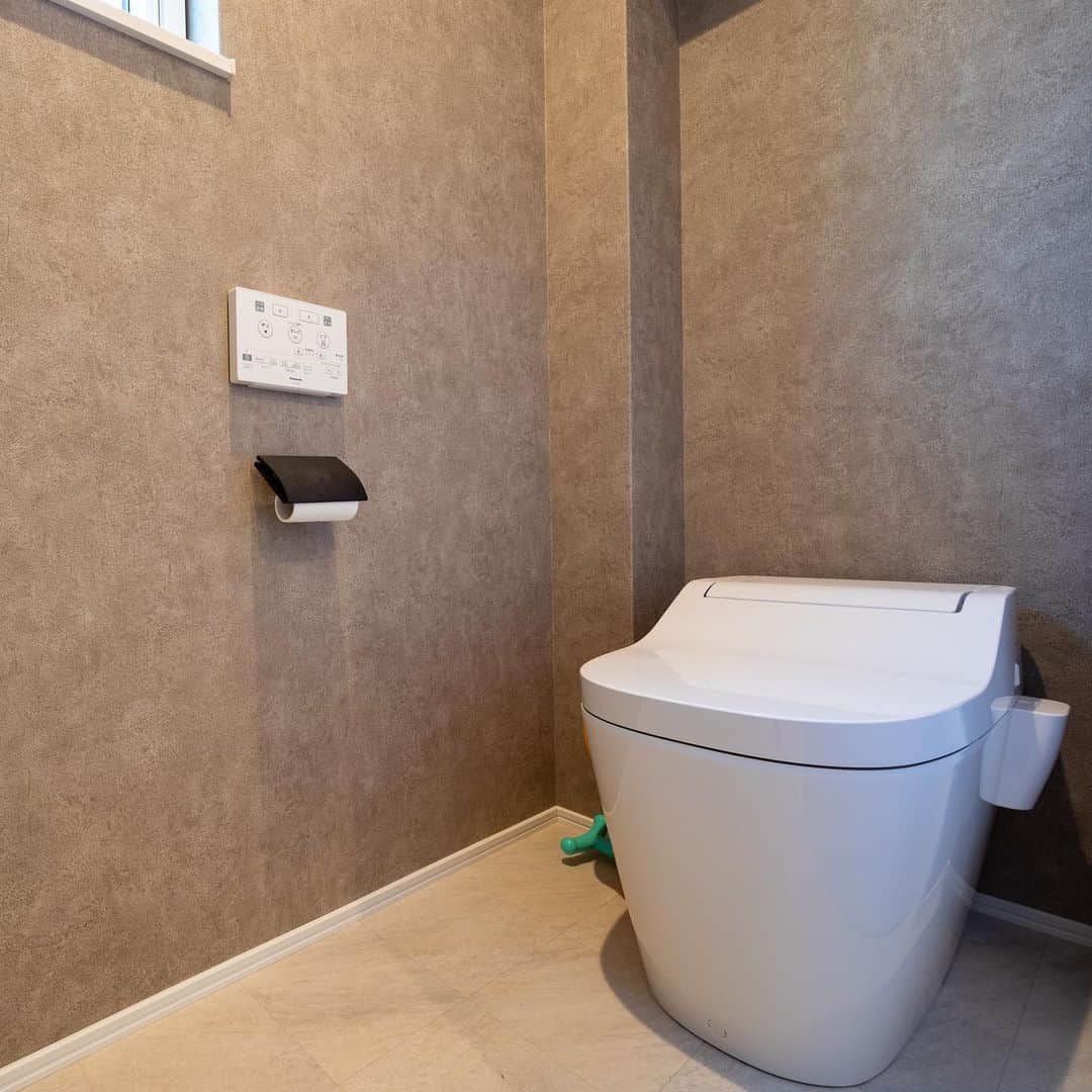 homelife 夢を叶える暮らし方のインスタグラム：「【こだわり空間】 . . シンプルでかっこいいトイレはこだわりがいっぱい！ タンクレストイレでより広く感じますね♪ . . こちらのお家はアーキホームライフのお施主様邸の施工写真です。 その他の施工写真は、 @homelife_gallery のURLからご覧いただけます。 . 家づくりの資料請求はコチラから @homelife_shiryou . . #トイレ #タンクレストイレ ＃タンクレス ＃シンプル #家族 #こだわり #広い #おしゃれ #ナチュラル ＃トイレ壁紙 ＃まったり #マイホーム計画 #ローコスト住宅 #マイホーム #夢のマイホーム #間取り #シンプルな暮らし #暮らしを楽しむ #注文住宅 #自由設計 #デザイン住宅 #myhome #family #house #home #homelife_京都 #homelife_大阪 #homelife_兵庫 #ホームライフ #ホームライフ100 #アーキホームライフ」