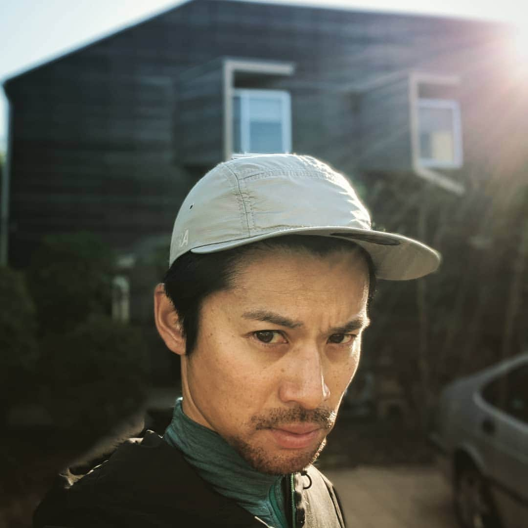 山下晃和さんのインスタグラム写真 - (山下晃和Instagram)「【RUN】運動は朝のほうが良いのは有名な話。  仕事前に走って来ました  新しいAltra（アルトラ）のシューズはプロビジョン4.0というモデル  こちらのタイプは楔状骨（けつじょうこつ）、つまり拇指球の下の凹んでいる部分にインナーが付いていて、シューレースで引っ張ると固定されるシステム。さらにインソールのディンプルが底面の足ズレを大幅に軽減、蹴り出す力がそのまま伝わります 物凄いグリップして良い！！ アルトラのシューズは従来のシューズとは違って、前足部が広くなっているため足に負担がかかりません  足底筋膜炎などランニングのときのトラブルが無くなり、初心者が陥りやすいフォームによる怪我がしにくくなるんです  外反母趾も治りますよ  そして、いつものコースには桜が満開でした  新しいNEWERAのアウトドアラインもカッコ良いし、折り畳めるし便利です  気温も上がってきて、完全に春モード🌸  東京マラソンで走れなくなった友達も多くて、非常に残念ですが、そもそも私はのRUNは旅の感覚でやるので、レースでしか走らない人も、そろそろ旅としてのランにスイッチする良い時期かもですね  知らない町や道を、季節の移ろいを感じながら、写真を撮り、お店に寄り道して、寺社仏閣でお参りして帰るなんて旅も最高だと思いませんか？  #altra #アルトラ #RUN #ラン #RUNNING #ランニング #マラソン #東京マラソン #旅ラン #旅ラン #マラソン #朝ラン #プロビジョン4 #provision4 @altrajapan  @altrarunning  @newerajapan  @neweracap  #ニューエラ #ニューエラアウトドア #ニューエラパフォーマンスアパレル #NEWERA #TOKYO #JAPAN」2月21日 11時20分 - travel_akikazoo