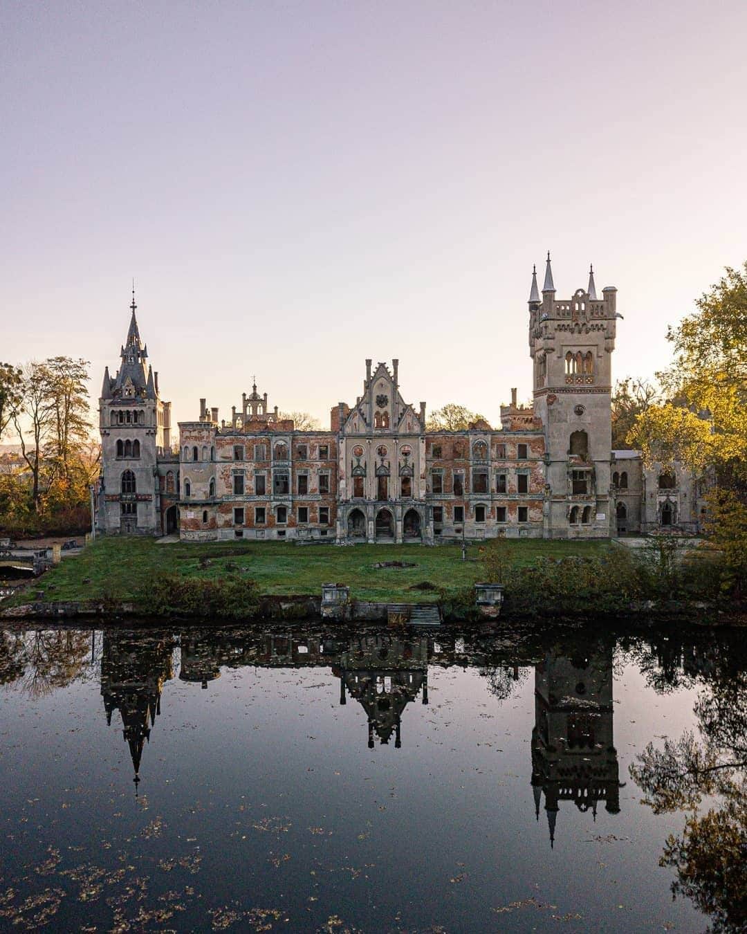 Abandoned Placesさんのインスタグラム写真 - (Abandoned PlacesInstagram)「Ruins of a Castle In Poland 🇵🇱 Photography by @tobi_urbex」2月21日 2時35分 - itsabandoned