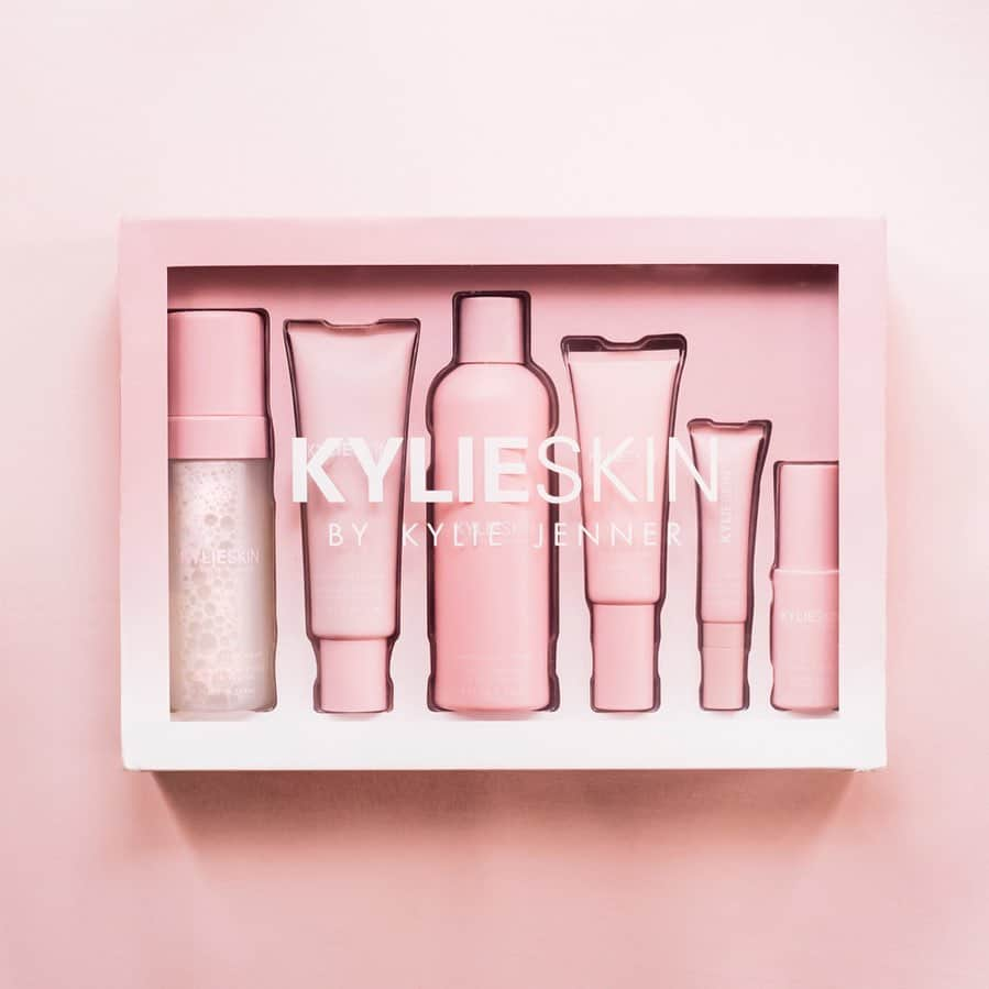 クリス・ジェンナーさんのインスタグラム写真 - (クリス・ジェンナーInstagram)「@kylieskin sets are back in stock! KylieSkin.com @kyliejenner #proudmama 💗」2月21日 2時41分 - krisjenner