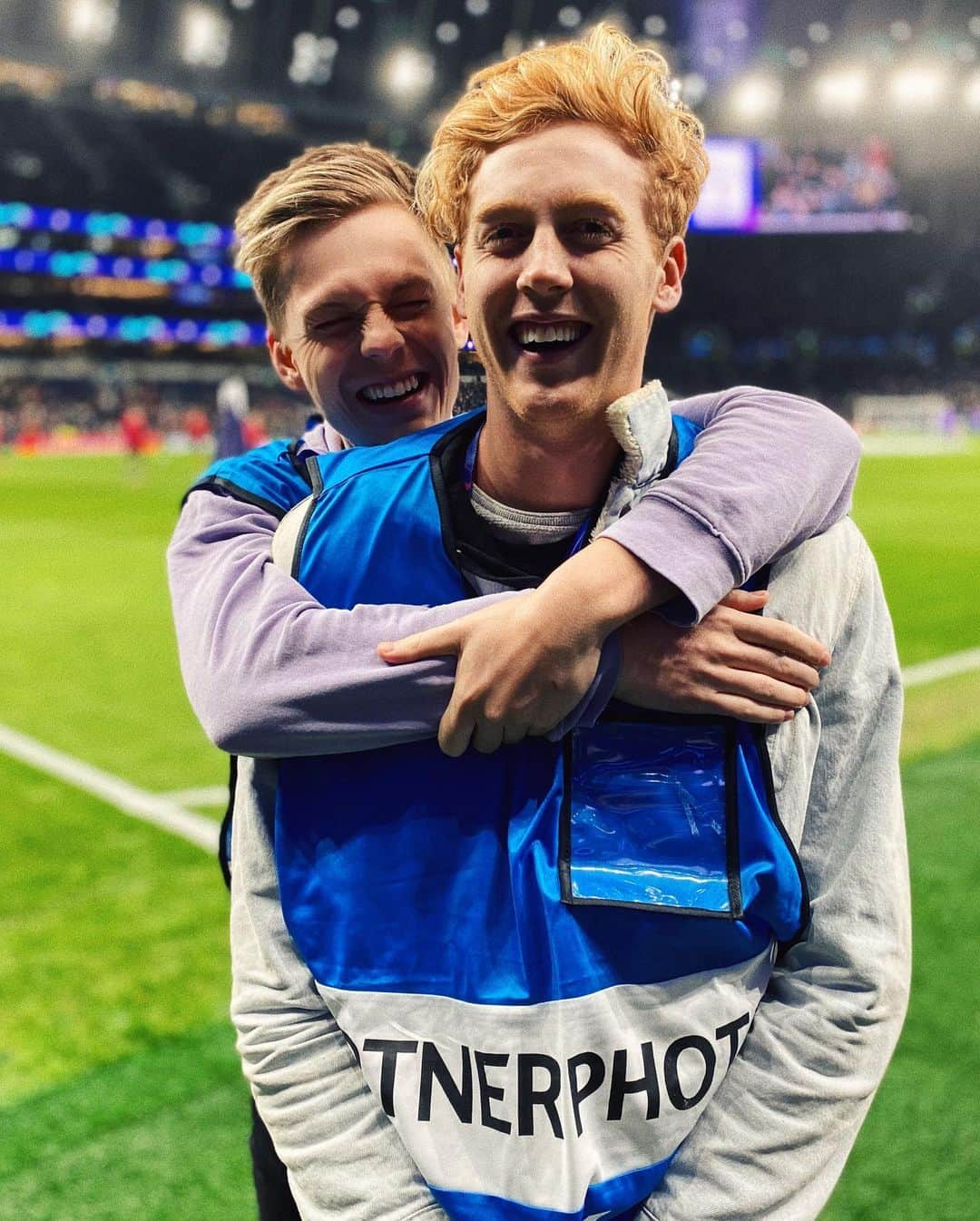 カスパー・リーさんのインスタグラム写真 - (カスパー・リーInstagram)「Best friends for 14 years and we still have the same #MatchDayRituals when we watch the Spurs. All these years later, we’re lucky enough to watch @championsleague games in real life thanks to @hotelsdotcom! (They even booked us a hotel for the match!) #UCL」2月21日 2時44分 - caspar_lee