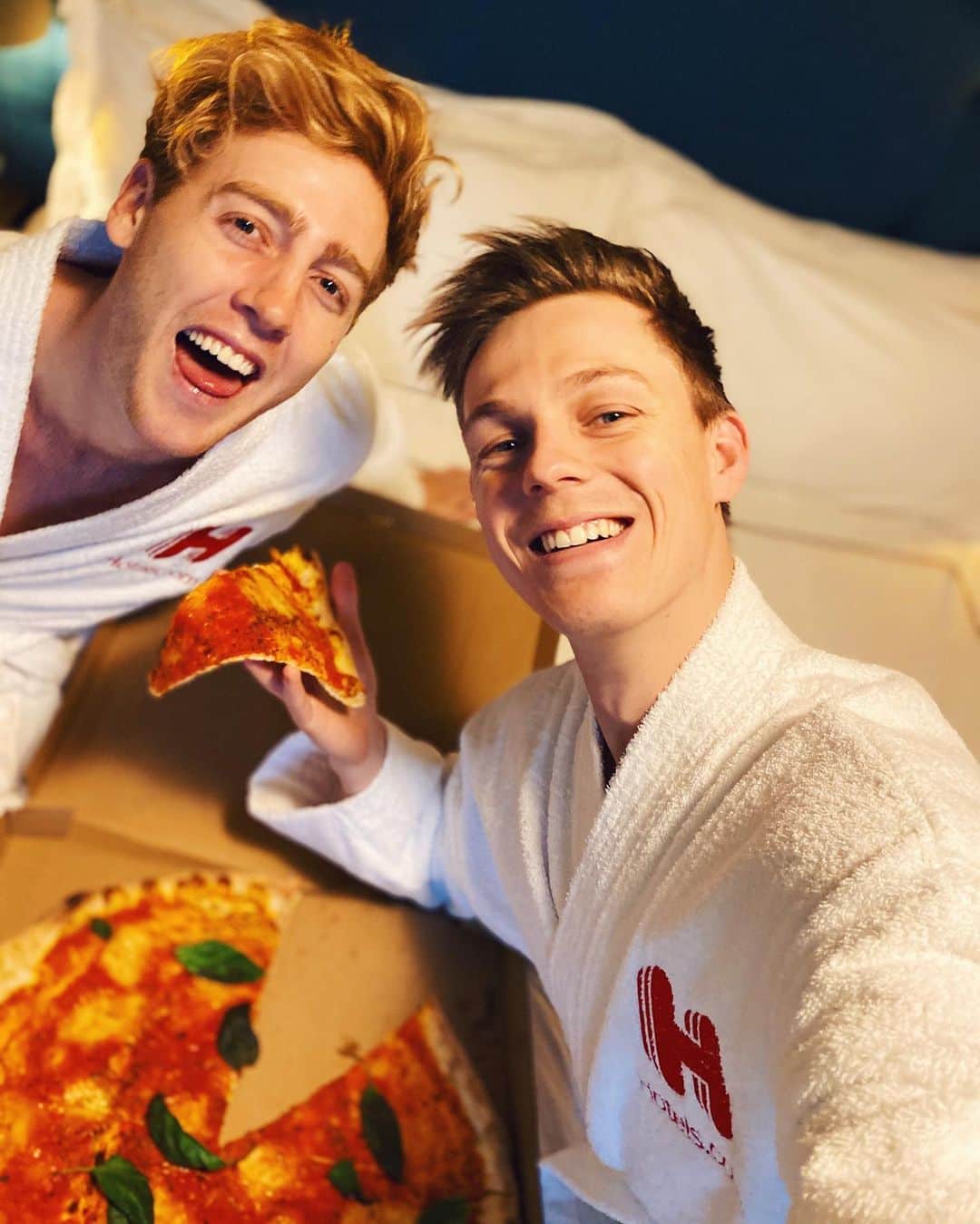 カスパー・リーのインスタグラム：「Best friends for 14 years and we still have the same #MatchDayRituals when we watch the Spurs. All these years later, we’re lucky enough to watch @championsleague games in real life thanks to @hotelsdotcom! (They even booked us a hotel for the match!) #UCL」