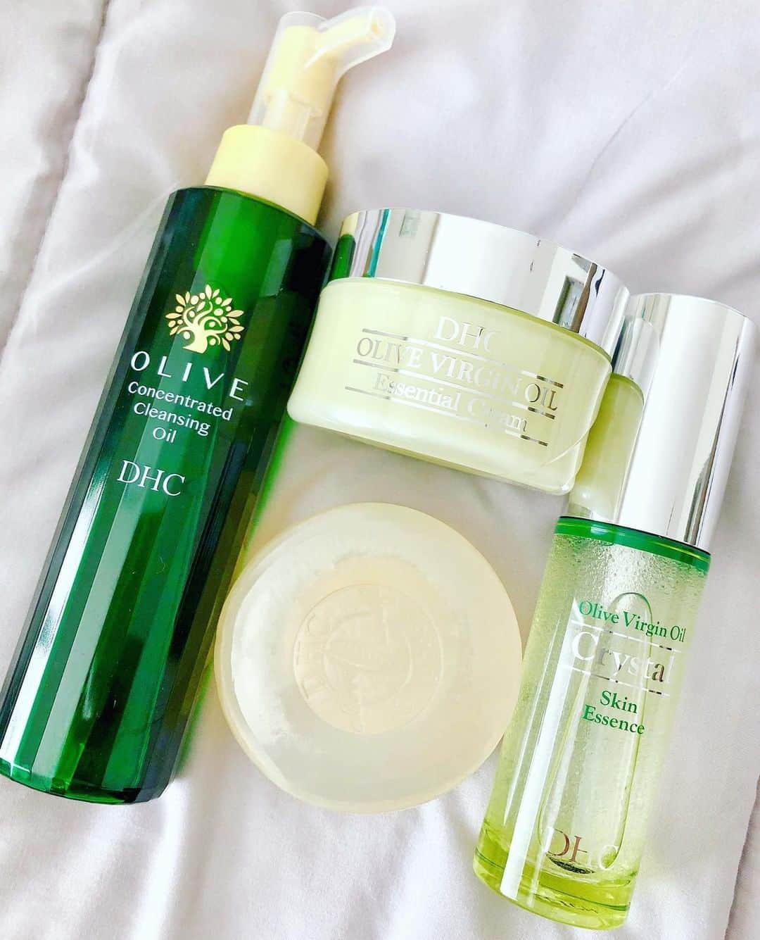 DHC Skincareさんのインスタグラム写真 - (DHC SkincareInstagram)「Our signature 100% organic olive oil is truly a luxury for your face like no other. Treat your skin like @caligardenbabe and make the switch to our Olive Oil collection on DHCcare.com 💚🌿 #OliveYou #DHCisJBeauty 📸: @caligardenbabe」2月21日 2時45分 - dhcskincare