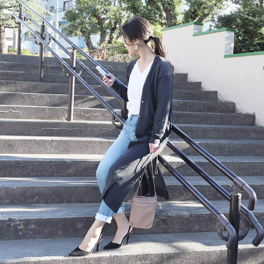 Eri Satoのインスタグラム：「navy×denimコーデ · cardigan,pants: @blancbasque bag: @titivatejp · ブランバスクの新作のロングカーデ。 👉カシリーコットンロングカーディガン 【BB01-704】 · 裾に大きくスリットが入っていて動きやすいよ😋 · こちらはWEB SHOPにて販売中✨  @blancbasque のトップのURLから見てね😘 他にも色違いで、beigeとgrayがあります💗 · #blancbasque#ブランバスク#fashion#ootd#outfit#code#coordinate#style#ファッション#コーディネート#コーデ#プチプラ#プチプラコーデ#シンプルコーデ#mamagirl#locari#ママファッション #partegram#読者モデル#ママモデル #l4like#カジュアル#お洒落さんと繋がりたい#デニムコーデ」