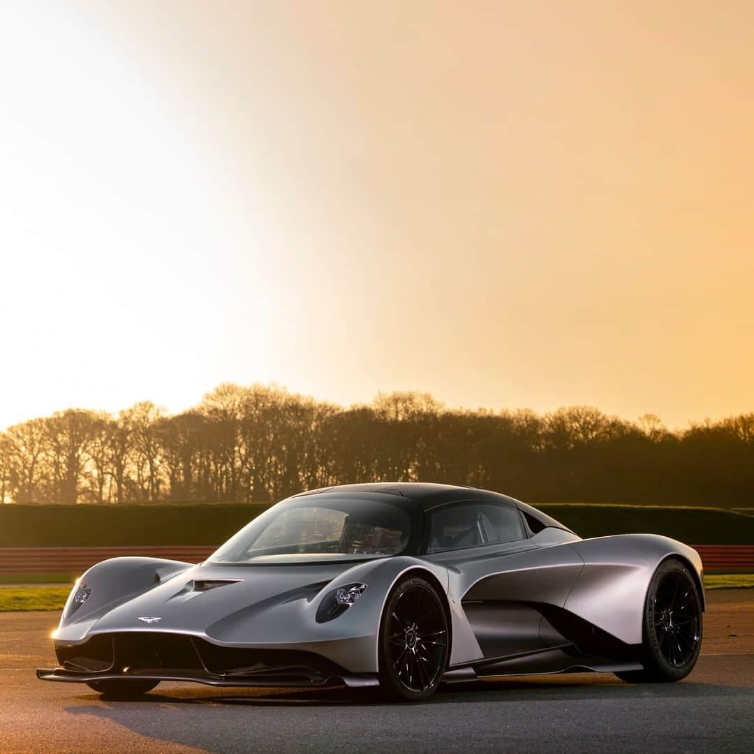 アストンマーチンさんのインスタグラム写真 - (アストンマーチンInstagram)「A glimpse into the future.  Our new mid-engine hypercar, Valhalla - as seen in NO TIME TO DIE.  The next generation of espionage has arrived.  #NoTimeToDie #Bond25 #AstonMartin」2月21日 3時00分 - astonmartin