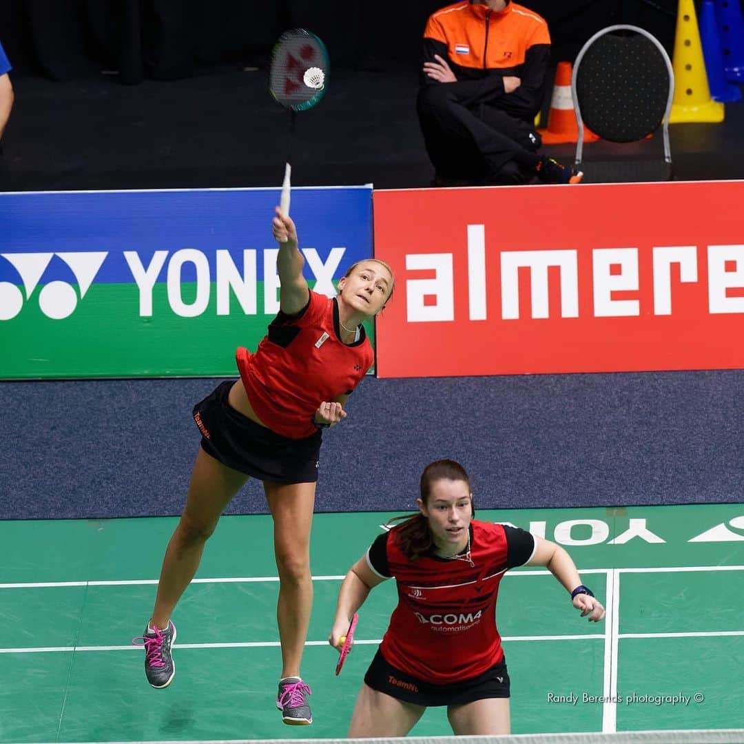 セレーナ・ピークのインスタグラム：「Smashing our way into the quarterfinals 🤩. #roadtotokyo2020 #mamscoffee #cumusNL @yonexbenelux」