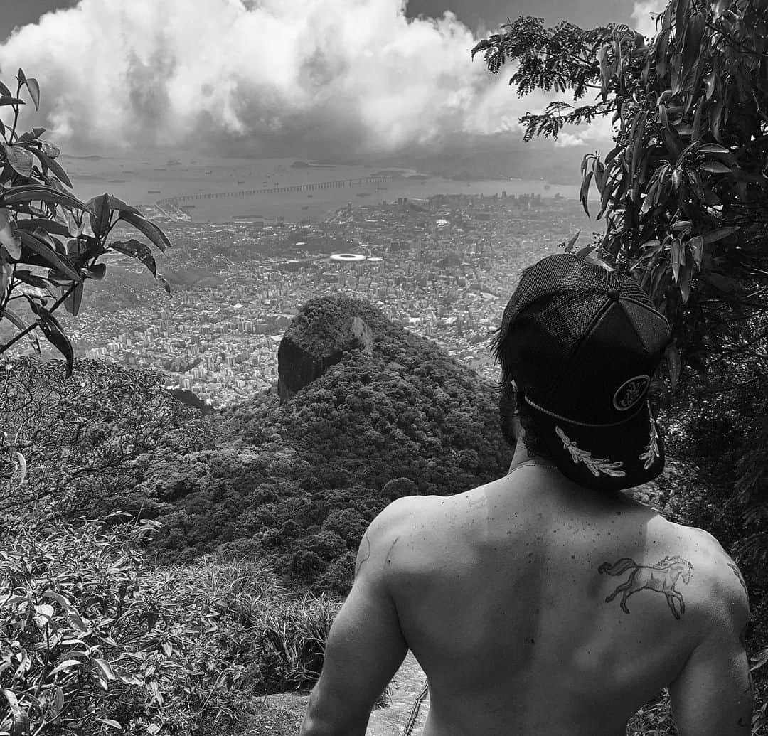 Chay Suedeのインスタグラム：「#tbt pico da tijuca fev/20 🏴‍☠️」