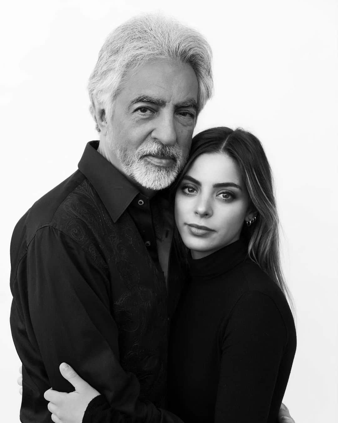 ジョー・マンテーニャさんのインスタグラム写真 - (ジョー・マンテーニャInstagram)「A wonderful photo shoot with my darling daughter @GiaMantegna, done by @manfredbaumann.  It's for an exhibit benefiting the Jane Goodall Institute worldwide with LEICA.」2月21日 3時55分 - joemantegna