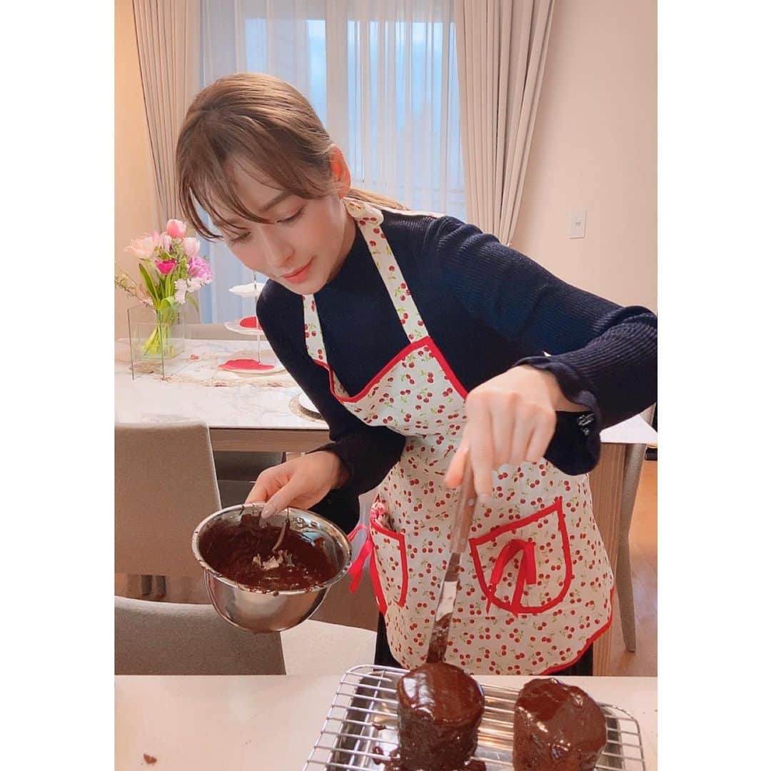 野崎萌香さんのインスタグラム写真 - (野崎萌香Instagram)「Valentine's Day💝  I'm lucky to have someone who  makes me feel lucky all the time.  今年はえりこと一緒に グルテンフリーのザッハトルテを 作りました💝  生夏先生ありがとう😊」2月21日 3時56分 - moeka_nozaki