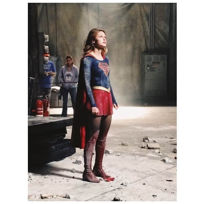 メリッサ・ベノイストのインスタグラム：「From shooting the @supergirlcw pilot 5 YEARS AGO. That is the face of a baby who had no idea the crazy ride she was about to take. Our 100th episode airs this Sunday 🤯 #supergirl100」