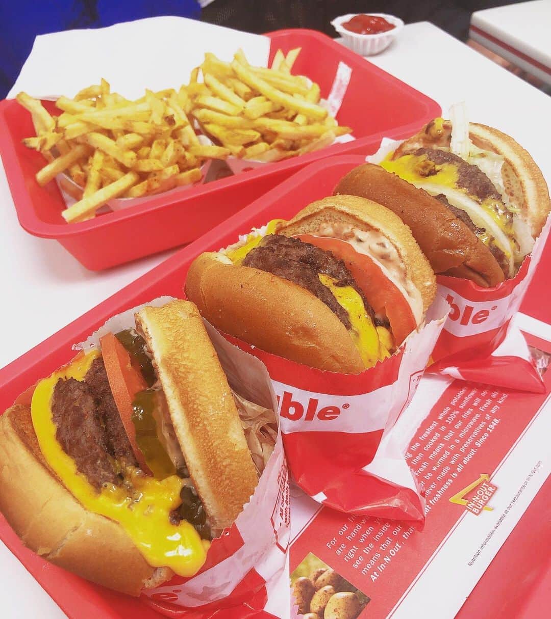 のインスタグラム：「@in_andout_burger  Super happy to come back❗️ LAに来たら絶対食べる🍔 誰になんて言われようと🥴😜😘 #inandout#burger#la#lalaland#fastfood#foodgram#ハンバーガー」
