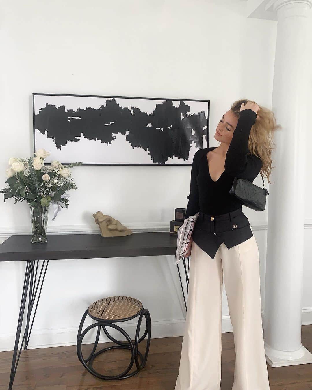 Kelsey Simoneのインスタグラム：「CEO of changing the home decor every other week.. tap for details #revolveme」