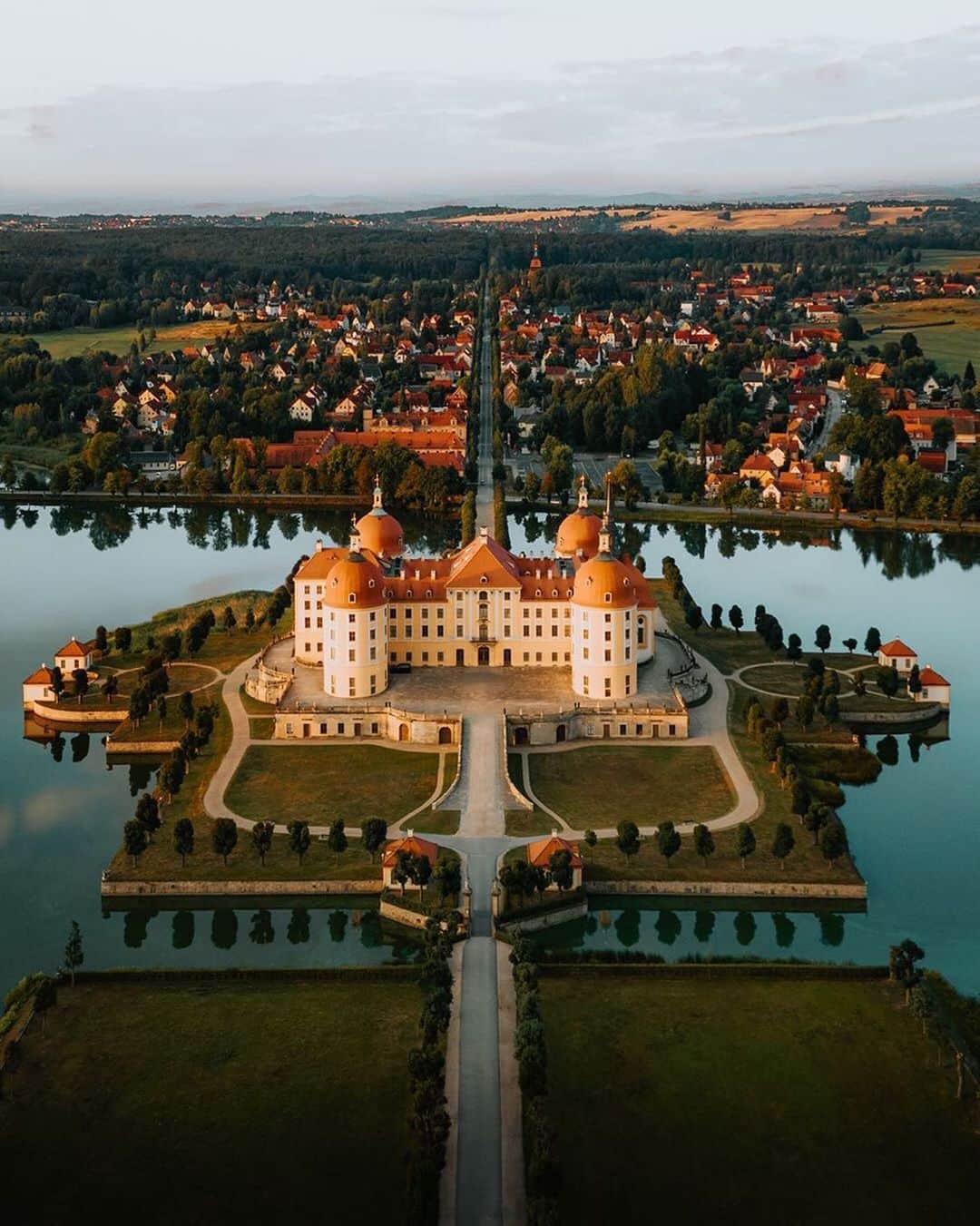 Earth Picsさんのインスタグラム写真 - (Earth PicsInstagram)「Imagine staying in a castle 🏰 in Germany 🇩🇪! Photo by @jamesrelfdyer」2月21日 4時14分 - earthpix