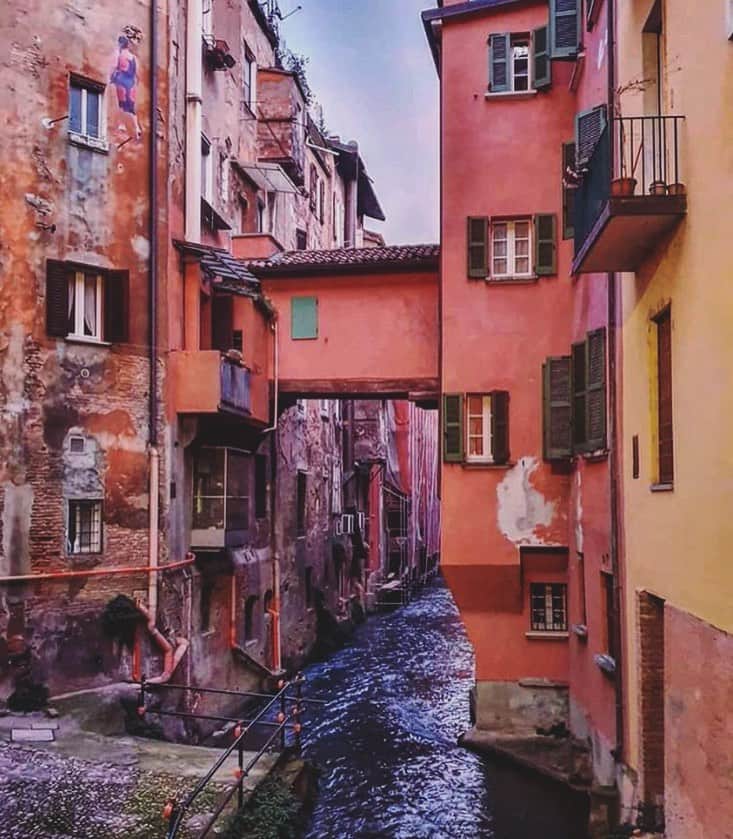 エマニュエル・ベアールのインスタグラム：「In love with this city.. ... Bologna... #italy🇮🇹 #teatro🎭 @arenadelsole  22/02 23/02 @pascalrambert  #architecture ... #italiandoitbetter ❤️」