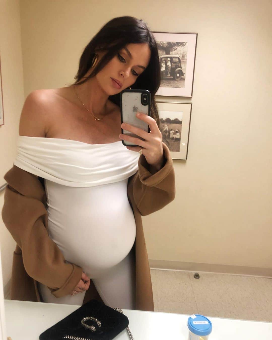 ニコール・トルンフィオのインスタグラム：「More pee samples and still no baby 👶🏽 wearing my favorite @bumpsuit “the Harper” available online now! So chic and so cozy 🍦」