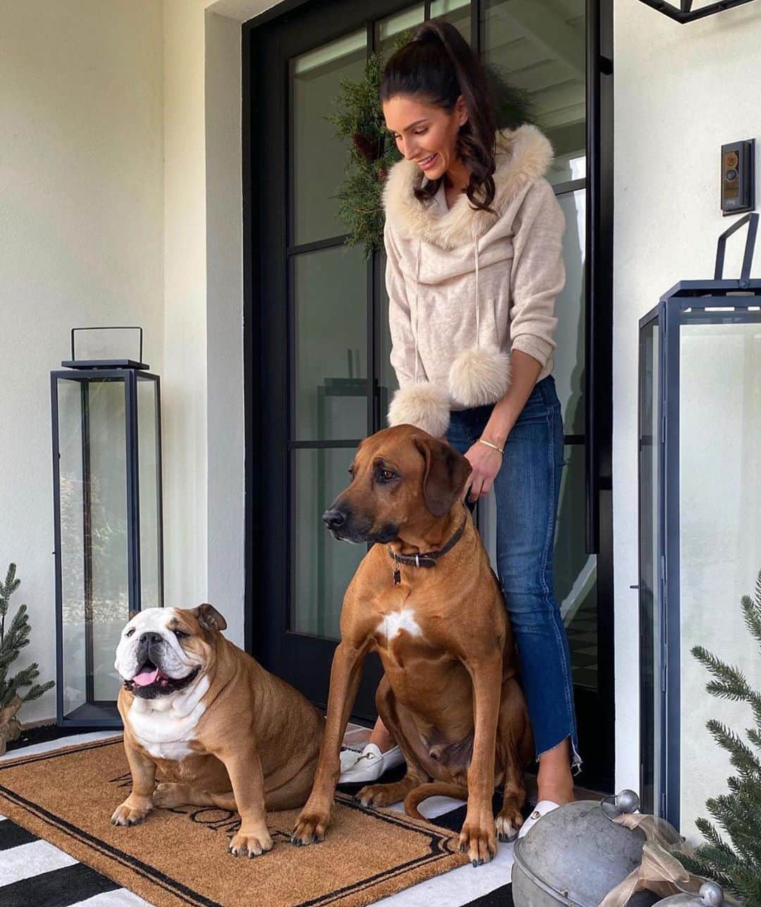 Alexia Clarkさんのインスタグラム写真 - (Alexia ClarkInstagram)「HAPPY NATIONAL LOVE YOUR PET DAY!  Mack and Roxy have all my love and are my best friends! There’s nothing like coming home to so much love ❤️❤️❤️ they are definitely getting burgers for dinner tonight!  www.alexia-clark.com  #alexiaclark #queenofworkouts #queenteam #queen2020 #fitness #fitgirl #gym #motivation #dogsofinstagram #loveyourpet #truelove #fitforHisreason」2月21日 4時42分 - alexia_clark