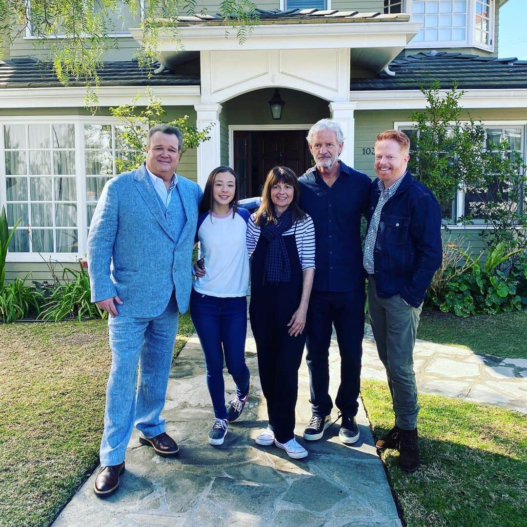 ジェシー・タイラー・ファーガソンさんのインスタグラム写真 - (ジェシー・タイラー・ファーガソンInstagram)「With one of our bosses (and @abcmodernfam co-creator) Chris Lloyd and our Emmy Award winning director @gail_mancuso after our final shot at the Dunphy house.」2月21日 4時57分 - jessetyler