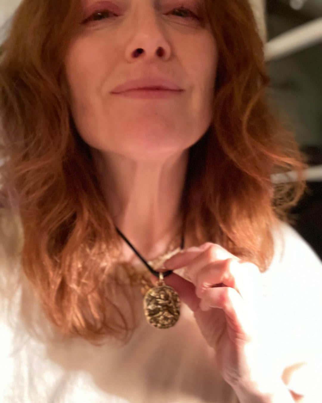 ジュリアン・ムーアさんのインスタグラム写真 - (ジュリアン・ムーアInstagram)「Yes this is my #saintchristopher medal made by the glorious @lisaeisnerjewelry  She didn’t know that I asked my husband to buy it for me for Christmas - here it is Lisa!! ❤️❤️❤️❤️❤️I love it!」2月21日 4時51分 - juliannemoore