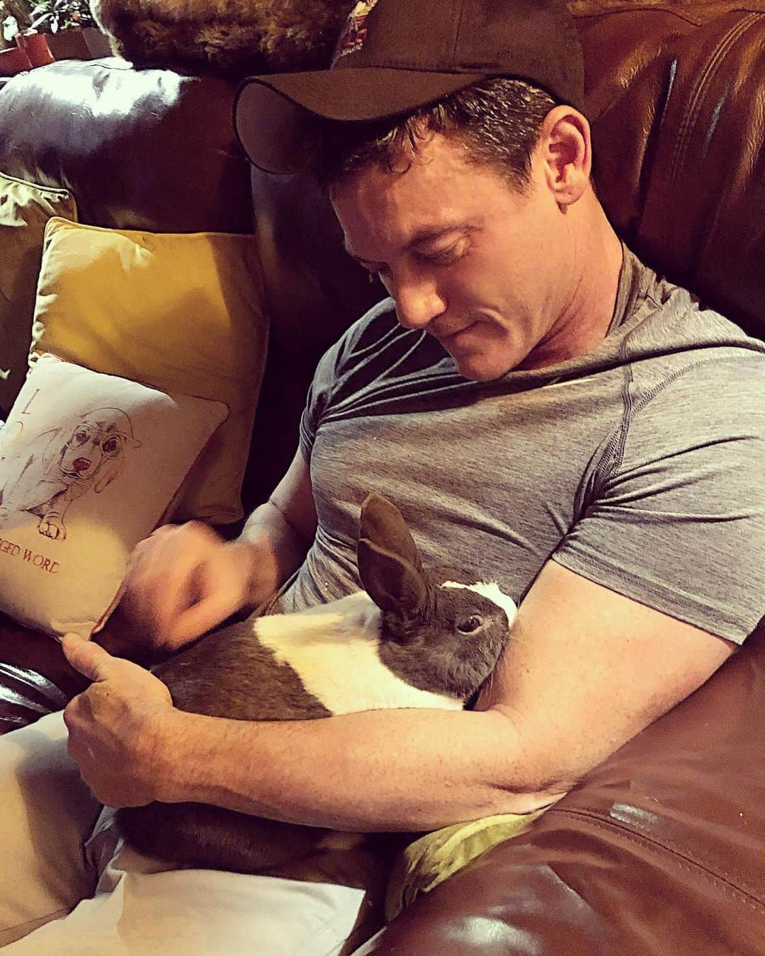 ルーク・エヴァンズさんのインスタグラム写真 - (ルーク・エヴァンズInstagram)「One man and his rabbit...who then gave me a nip to tell me he was done with the lovin’ and wanted back his hutch.... 🤷🏻‍♂️」2月21日 4時52分 - thereallukeevans