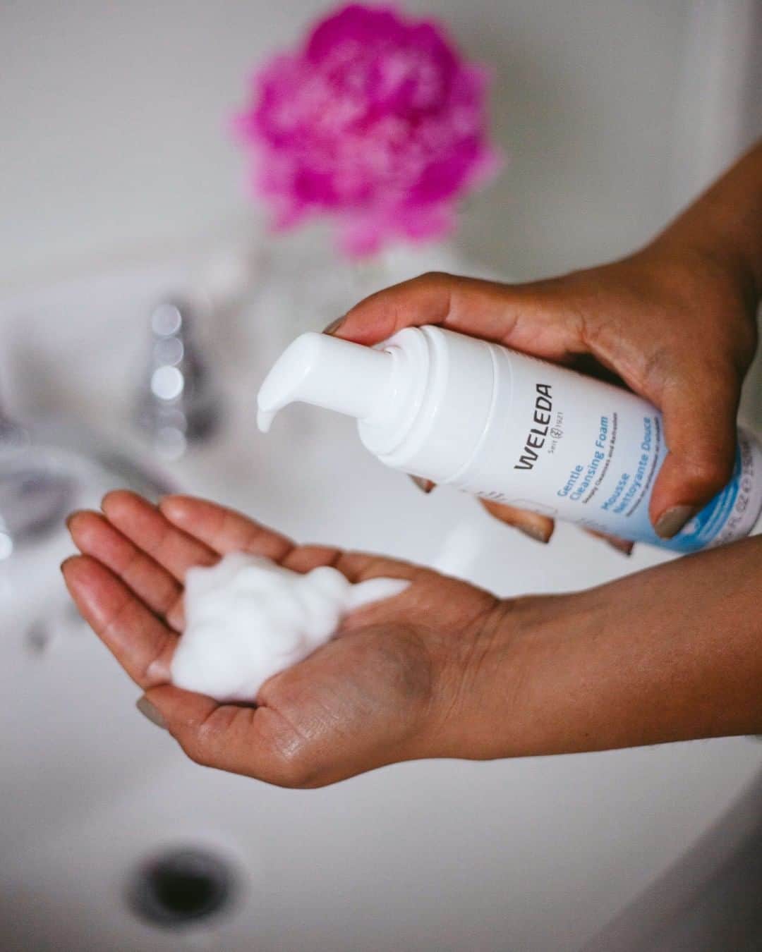 Weledaのインスタグラム：「Need a cleanser that doesn’t leave your skin feeling dry? Our Gentle Cleansing foam is intended for normal to combo skin and deeply cleanses skin while maintaining its natural moisture!💧 Have you tried it yet? #weledaskin」