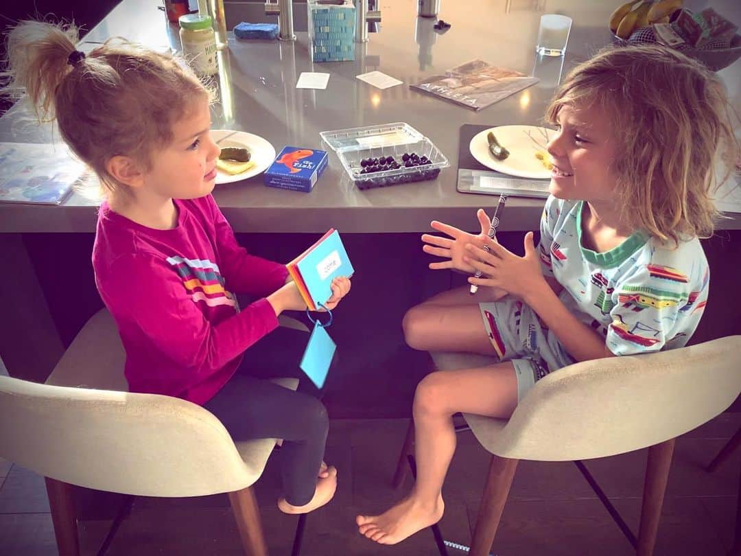 ダニエラ・ルーアのインスタグラム：「Sometimes it feels like kids aren’t listening... but then I see this and I realize the concept of supporting each other is totally sinking in. Breakfast flash card practice in full force ♥️ pickles, pancakes and blueberries... don’t worry about it 🤣 . Ás vezes parece que os miúdos não nos ouvem... mas depois observo situações assim em que o conceito de se apoiarem um ao outro está bem presente. Aprender a ler com a mana ao pequeno almoço ♥️ panquecas, pickles e mirtilos... não se preocupem 🤣 . #kids #breakfast #morning #mama #proud #siblings #sister #brother #flashcards #reading #focus」