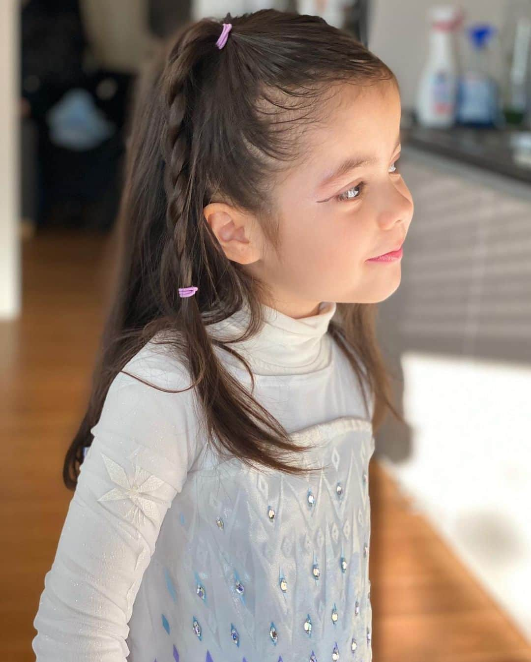 ガリー・メデルさんのインスタグラム写真 - (ガリー・メデルInstagram)「princesa de mi corazón te amo mucho ❤️ por muy grande que estés siempre serás mi bebé 👧🏻😍 #alessandra #escuela #carnaval #frozen」2月21日 5時26分 - gary_medel17