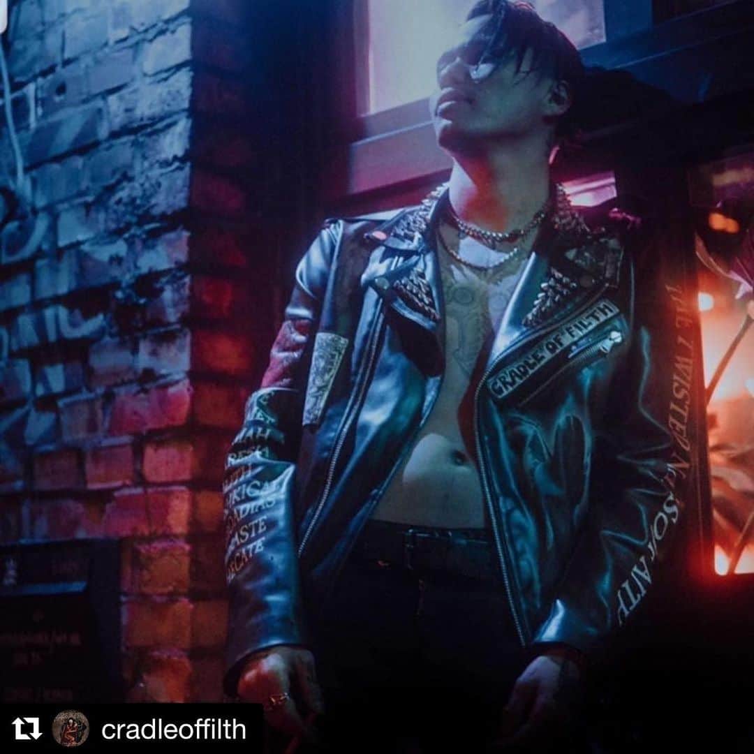 Terufumi Tamanoのインスタグラム：「#Repost @cradleoffilth with @get_repost ・・・ Terufumi from @crossfaithjapan sporting the Cradle Of Filth @dropdeadofficial collaboration ‘Nails’ jacket (and yes he is licking an eyeball in the second photo!). The person in the third photo is a tramp dragged from the street... www.dropdead.co . . . @terucrossfaith #danifilth #cradleoffilth #crossfaith #terucrossfaith #dropdeadclothing #metalhead #instafashion #bringmethehorizon #japan #olisykes @olobersykes #galleryofthegrotesque #🤘🏻🏴󠁧󠁢󠁥󠁮󠁧󠁿🇯🇵🤘🏻」