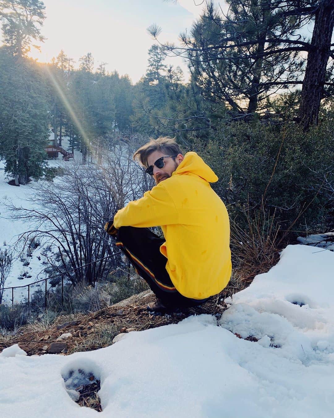 アシュレー・ジョンソンのインスタグラム：「🐥」