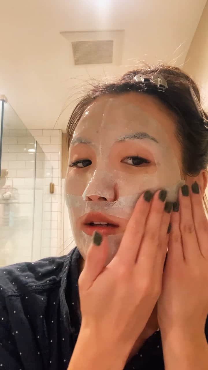 W E Y L I Eのインスタグラム：「Anyone else having the driest skin ever right now?! My skin has been so dry, but this routine has been keeping me hydrated and clear 🌸  @farmacybeauty Green Clean Makeup Remover @versed Wash It Out Gel Cleanser @aesopskincare B&T Toner @versed Just Breathe Clarifying Serum @kravebeauty Oat So Simple Water Cream @versed Hydration Station Booster @tula Star Bright Hydrogel Mask」