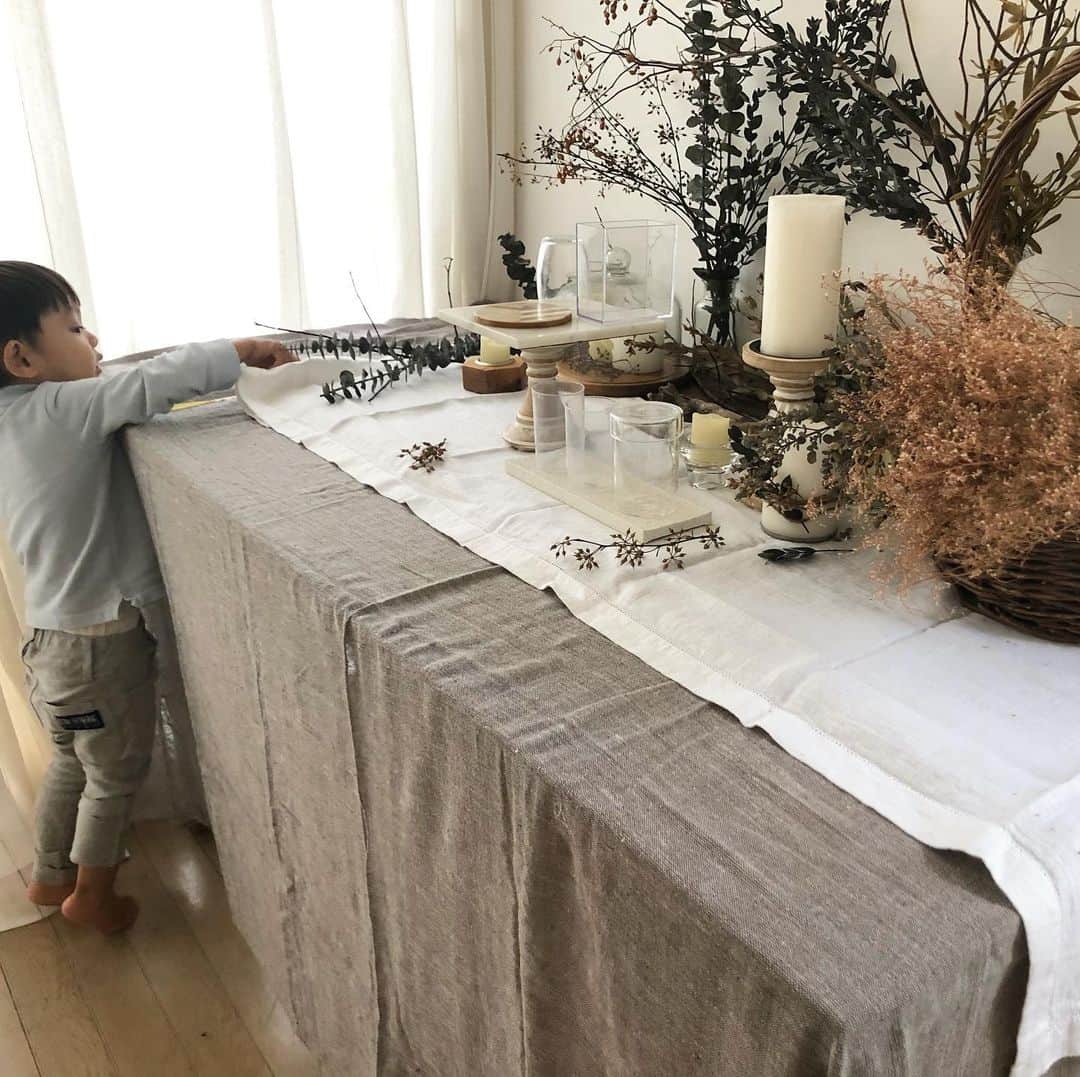 川島令美のインスタグラム：「お正月の投稿から…またずいぶんと空いてしまいましたが（汗）。子育てにお仕事にマイペースに過ごしてます🙇‍♀️ 写真は少し前に、自宅で化粧品メーカーさんのディスプレイをあれこれ考えているところ…に息子乱入の図(^_^;)」