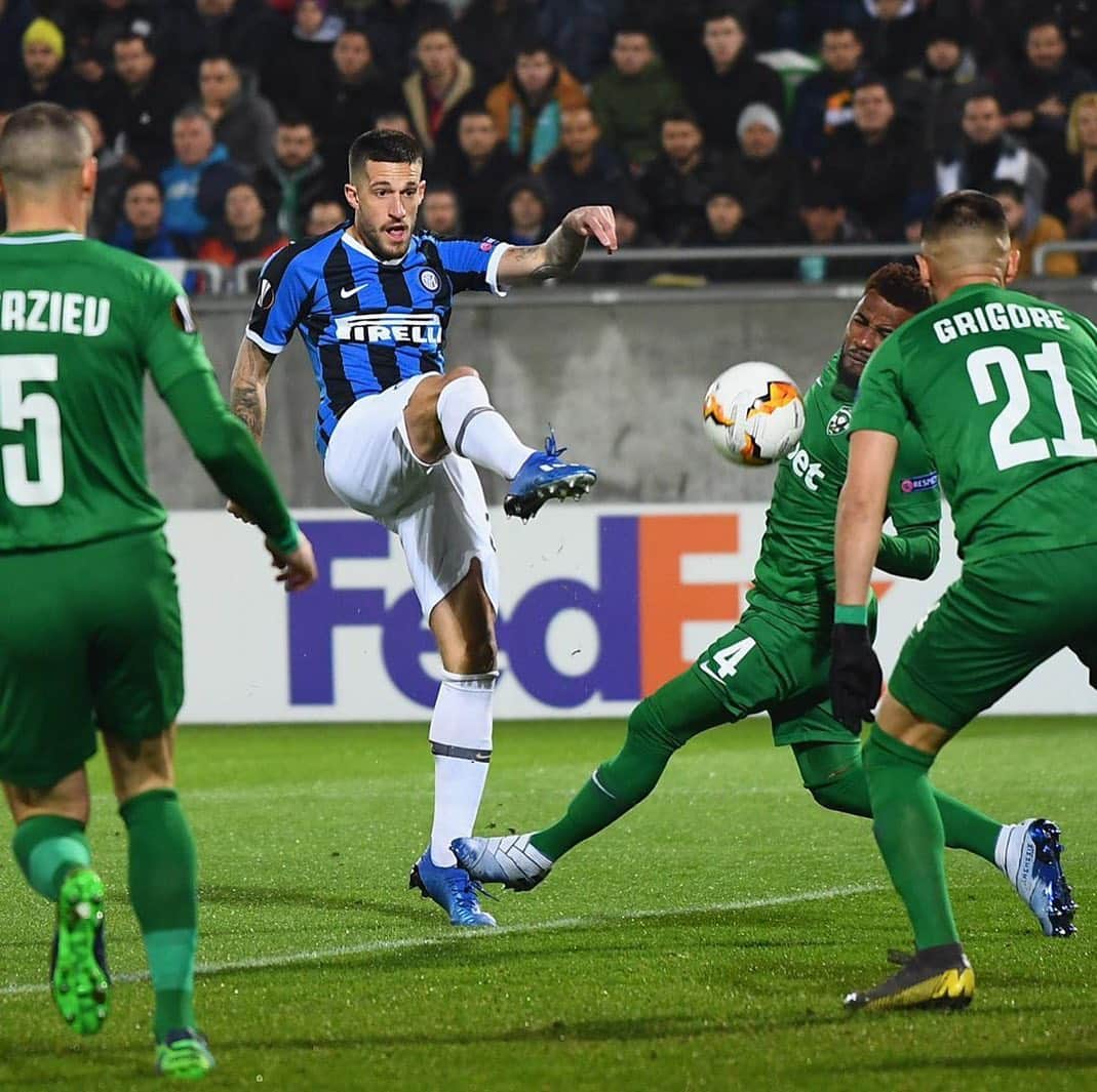 クリスティアーノ・ビラーギのインスタグラム：「Volevamo cancellare la sconfitta di Roma. E sopratutto volevamo rimetterci a correre verso i nostri obiettivi⚫️🔵 #amala #inter #europaleague」