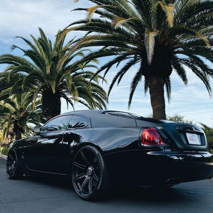 CARLiFESTYLEさんのインスタグラム写真 - (CARLiFESTYLEInstagram)「Rolls Royce Wraith in Dark Mode! Done by @caliwheels」2月21日 11時32分 - carlifestyle